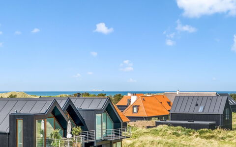 Anita - 575M from the Sea: Estate, Skygge, Indkørsel, Stuehus
