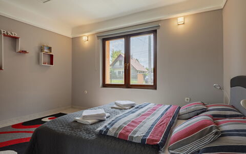 Nest: Seng, Indretning, Soveværelse, Væg, Sengetøj, Etage, Sengetøj, Gulvbelægning, Loft, Træ