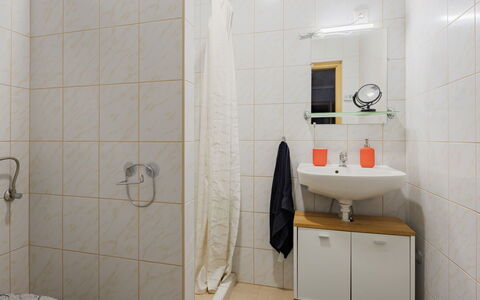 Nest: Badeværelse, Sanitærarmatur, Badeværelsesvask, Håndvask, Gulvbelægning, Indretning, Toilet, Etage, Tap, Vvs