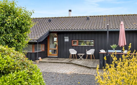 Ayda - 200M from the Sea: Hus, Hjem, Tag, Boligområde, Sommerhus, Estate, Stuehus, Lawn, Landscaping, Sidespor