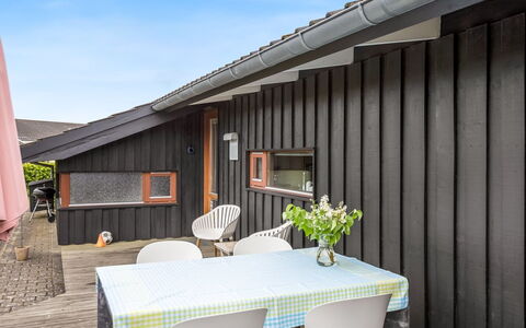 Ayda - 200M from the Sea: Hus, Hjem, Tag, Boligområde, Sommerhus, Estate, Stuehus, Lawn, Landscaping, Sidespor