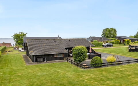 Ayda - 200M from the Sea: Hus, Hjem, Tag, Boligområde, Sommerhus, Estate, Stuehus, Lawn, Landscaping, Sidespor