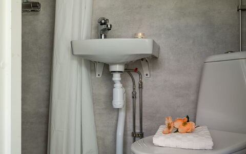Hölick Minichalet 2: Sanitærarmatur, Badeværelse, Indretning, Vvs, Etage, Gulvbelægning, Toilet, Toiletbræt, Badeværelsesvask, Tap