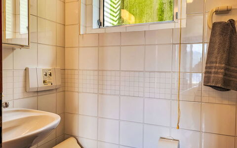 Studio Indèman: Væg, Badeværelse, Badeværelsesvask, Sanitærarmatur, Gulvbelægning, Indretning, Vvs, Etage, Håndvask, Tap