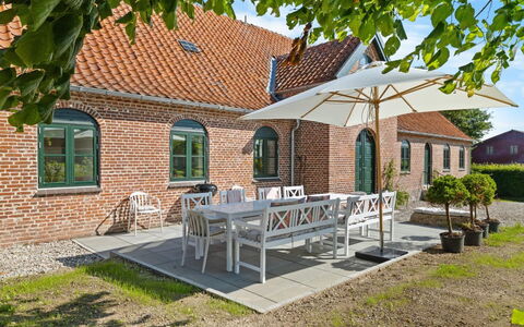 Brun - 1.5Km from the Sea: Tag, Hus, Hjem, Sommerhus, Dør, Sidespor, Dæk, Veranda, Planke, Hårdttræ