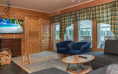 Louhuranta: Træ, Møbel, Gulvbelægning, Etage, Bejdse, Dør, Værelse, Hårdttræ, Loft, Stol