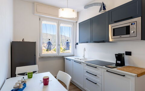 Tra le Onde: Køkken, Køkken Apparat, Countertop, Større Bandage, Møbel, Indretning, Cabinetry, Husholdningsapparat, Komfur, Køkkenvask