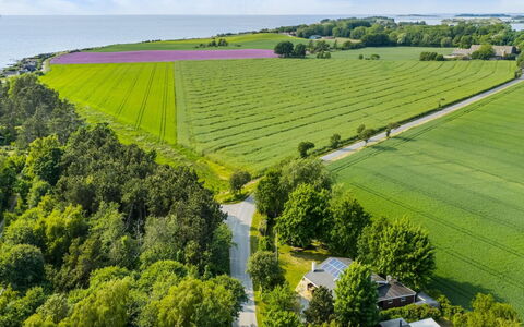 Swipdagh - 150M from the Sea: Indretning, Loft, Lejlighed, Gulvbelægning, Møbel, Etage, Værelse, Belysning, Hjem, Couch