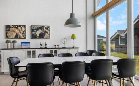 Ung - 460M from the Sea: Møbel, Gulvbelægning, Træ, Indretning, Etage, Stol, Bord, Køkken & Spisebord, Spisestue, Trægulve