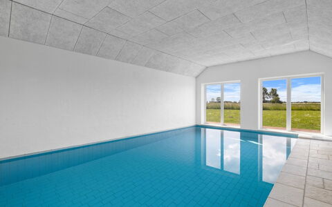 Ung - 460M from the Sea: Loft, Svømmepøl, Dagslys, Attic