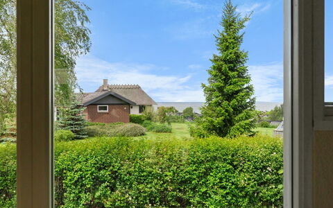 Nis - 250M from the Sea: Træ, Gulvbelægning, Indretning, Etage, Møbel, Trægulve, Værelse, Loft, Bejdse, Hårdttræ