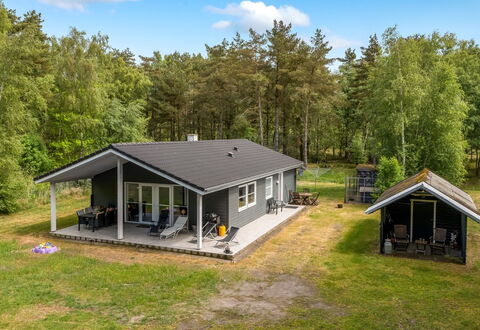 Bæver - 1Km from the Sea: Hjem, Sommerhus, Estate, Garden Bygninger, Sidespor, Stuehus, Skur, Bjælkehytte, Backyard, Veranda