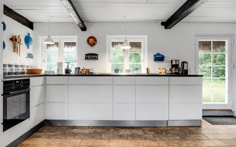 Annabeth - 900M from the Sea: Gulvbelægning, Køkken, Køkken Apparat, Etage, Countertop, Større Bandage, Cabinetry, Husholdningsapparat, Komfur, Flise