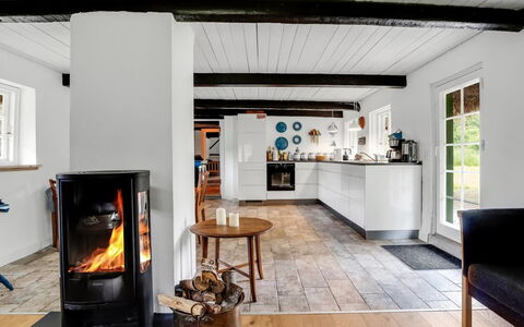 Annabeth - 900M from the Sea: Gulvbelægning, Etage, Indretning, Trægulve, Hjem, Hårdttræ, Værelse, Loft, Hearth, Stue