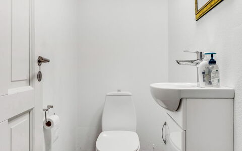 Annabeth - 900M from the Sea: Toiletbræt, Badeværelse, Toilet, Sanitærarmatur, Gulvbelægning, Indretning, Etage, Badeværelsesvask, Håndvask, Vvs