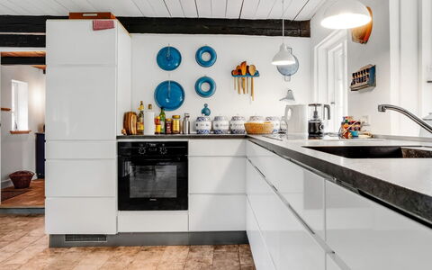 Annabeth - 900M from the Sea: Køkken, Køkken Apparat, Countertop, Større Bandage, Indretning, Gulvbelægning, Cabinetry, Husholdningsapparat, Træ, Møbel