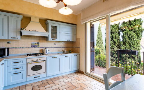 Borghetto Santo Spirito 603: Køkken, Indretning, Gulvbelægning, Større Bandage, Træ, Countertop, Køkken Apparat, Møbel, Etage, Cabinetry