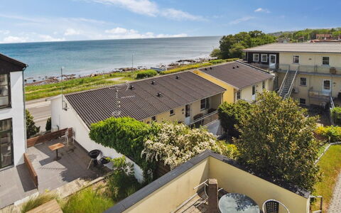 Ayo - 75M from the Sea: Træ, Gulvbelægning, Indretning, Etage, Møbel, Trægulve, Værelse, Loft, Bejdse, Hårdttræ