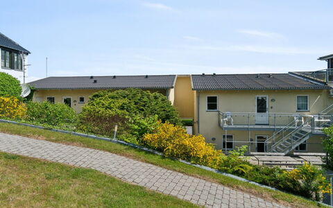 Ayo - 75M from the Sea: Træ, Gulvbelægning, Indretning, Etage, Møbel, Trægulve, Værelse, Loft, Bejdse, Hårdttræ