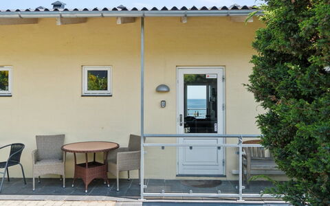 Ayo - 75M from the Sea: Træ, Gulvbelægning, Indretning, Etage, Møbel, Trægulve, Værelse, Loft, Bejdse, Hårdttræ