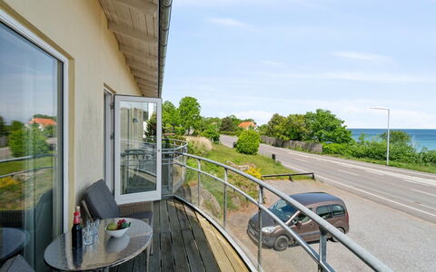 Ayo - 75M from the Sea: Træ, Gulvbelægning, Indretning, Etage, Møbel, Trægulve, Værelse, Loft, Bejdse, Hårdttræ