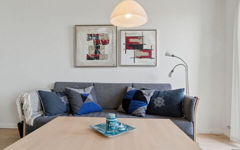 Ayo - 75M from the Sea: Møbel, Indretning, Couch, Gulvbelægning, Væg, Etage, Træ, Værelse, Stue, Bord