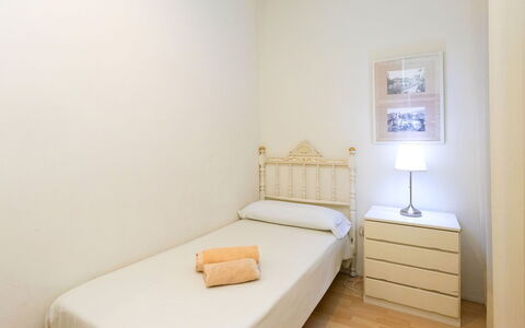 Eixample Dret Corsega Roger Lluria: Møbel, Ejendom, Bygning, Komfort, Textile, Træ, Bed Frame, Hus, Seng