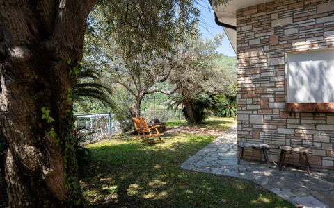 Villa Girasole: Have, Sommerhus, Mursten, Skygge, Landscaping, Backyard, Gård, Flise, Udendørs Møbler, Stuehus