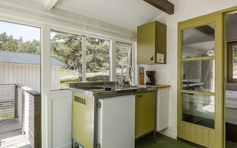 Hölick Minichalet 5: Træ, Indretning, Køkken, Gulvbelægning, Loft, Etage, Møbel, Countertop, Hjem, Værelse