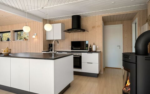 Herwarth - 400M from the Sea: Køkken, Countertop, Indretning, Gulvbelægning, Træ, Møbel, Køkken Apparat, Etage, Loft, Cabinetry