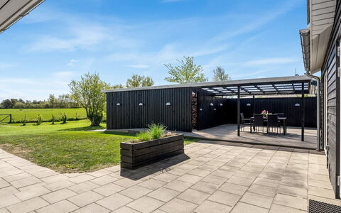Herwarth - 400M from the Sea: Himmel, Arkitektur, Land Lot, Hjem, Kompositmateriale, Skygge, Have, Landscaping, Gård, Beton