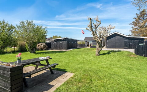 Herwarth - 400M from the Sea: Græs, Hjem, Land Lot, Lawn, Skygge, Bunddække, Have, Sommerhus, Landscaping, Gård