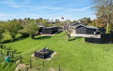 Herwarth - 400M from the Sea: Land Lot, Lawn, Have, Landscaping, Sommerhus, Skygge, Backyard, Gård, Estate, Garden Bygninger