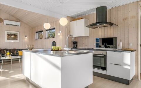 Herwarth - 400M from the Sea: Køkken, Countertop, Køkken Apparat, Indretning, Træ, Møbel, Lysarmatur, Loft, Gulvbelægning, Større Bandage
