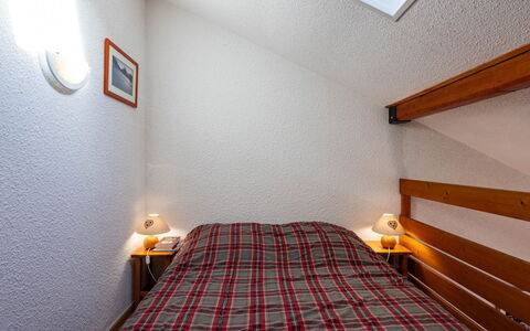 Grand Morillon: Væg, Soveværelse, Seng, Træ, Etage, Gulvbelægning, Indretning, Møbel, Loft, Sengetøj