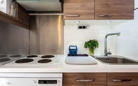 Grand Morillon: Countertop, Køkken Apparat, Køkken, Sanitærarmatur, Større Bandage, Indretning, Håndvask, Køkkenvask, Cabinetry, Tap