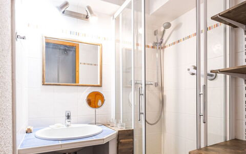 Grand Morillon: Indretning, Væg, Gulvbelægning, Etage, Sanitærarmatur, Træ, Badeværelse, Badeværelsesvask, Værelse, Toilet