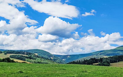 Cerny Dul 30: Himmel, Sky, Blå, Daytime, Græs, Grøn, Naturligt Miljø, Natur, Bjergrige Landskabsformer, Cumulus