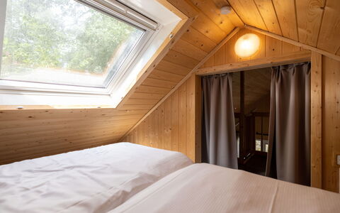 Boslodge: Træ, Gulvbelægning, Indretning, Etage, Soveværelse, Loft, Hårdttræ, Bejdse, Værelse, Seng