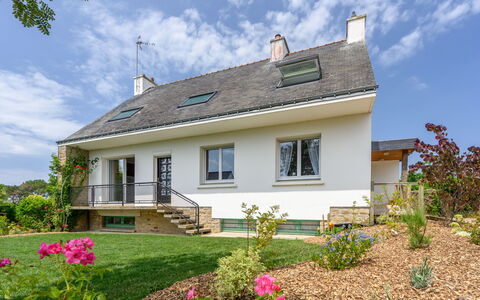 Chrisaflo: Bygning, Vindue, Hus, Hjem, Boligområde, Tag, Busk, Sommerhus, Land Lot, Menneskelig Bosættelse