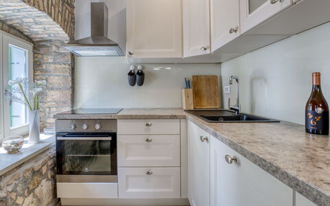 Conrad: Countertop, Cabinetry, Køkken, Gulvbelægning, Indretning, Møbel, Tap, Køkken Apparat, Sanitærarmatur, Skuffe