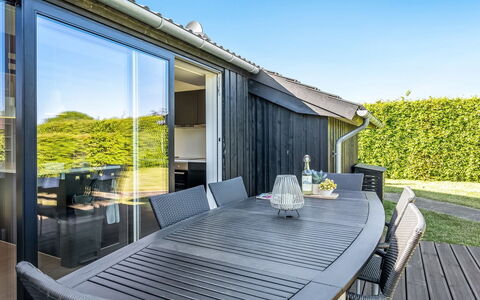 Kody - 400M from the Sea: Hus, Hjem, Dør, Tag, Sommerhus, Estate, Have, Skygge, Sidespor, Gård