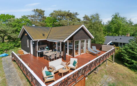 Mariam - 100M from the Sea: Træ, Hus, Hjem, Veranda, Sommerhus, Tag, Hårdttræ, Dæk, Estate, Planke