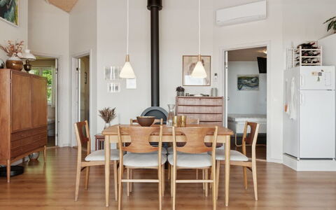 Mariam - 100M from the Sea: Møbel, Indretning, Gulvbelægning, Træ, Etage, Lysarmatur, Stol, Trægulve, Loft, Spisestue