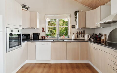 Mariam - 100M from the Sea: Køkken, Køkken Apparat, Countertop, Indretning, Møbel, Cabinetry, Større Bandage, Træ, Gulvbelægning, Husholdningsapparat