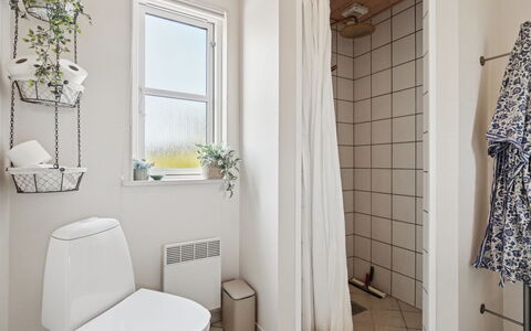 Mariam - 100M from the Sea: Toiletbræt, Gulvbelægning, Toilet, Sanitærarmatur, Etage, Indretning, Badeværelse, Vvs, Værelse, Håndvask