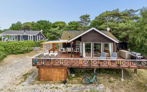 Mariam - 100M from the Sea: Træ, Hus, Hjem, Sommerhus, Veranda, Estate, Hårdttræ, Dæk, Planke, Altan