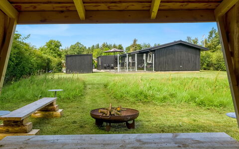 Elske - from the Sea: Boligområde, Busk, Hus, Hjem, Have, Estate, Skygge, Landscaping, Lawn