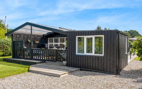 Elske - from the Sea: Boligområde, Busk, Hus, Hjem, Have, Estate, Skygge, Landscaping, Lawn