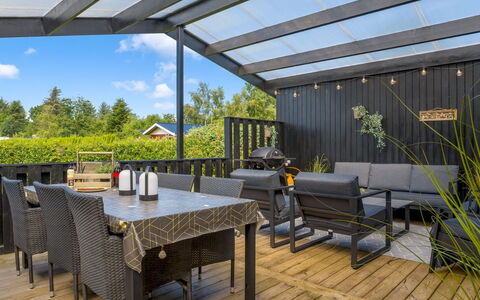 Elske - from the Sea: Boligområde, Busk, Hus, Hjem, Have, Estate, Skygge, Landscaping, Lawn